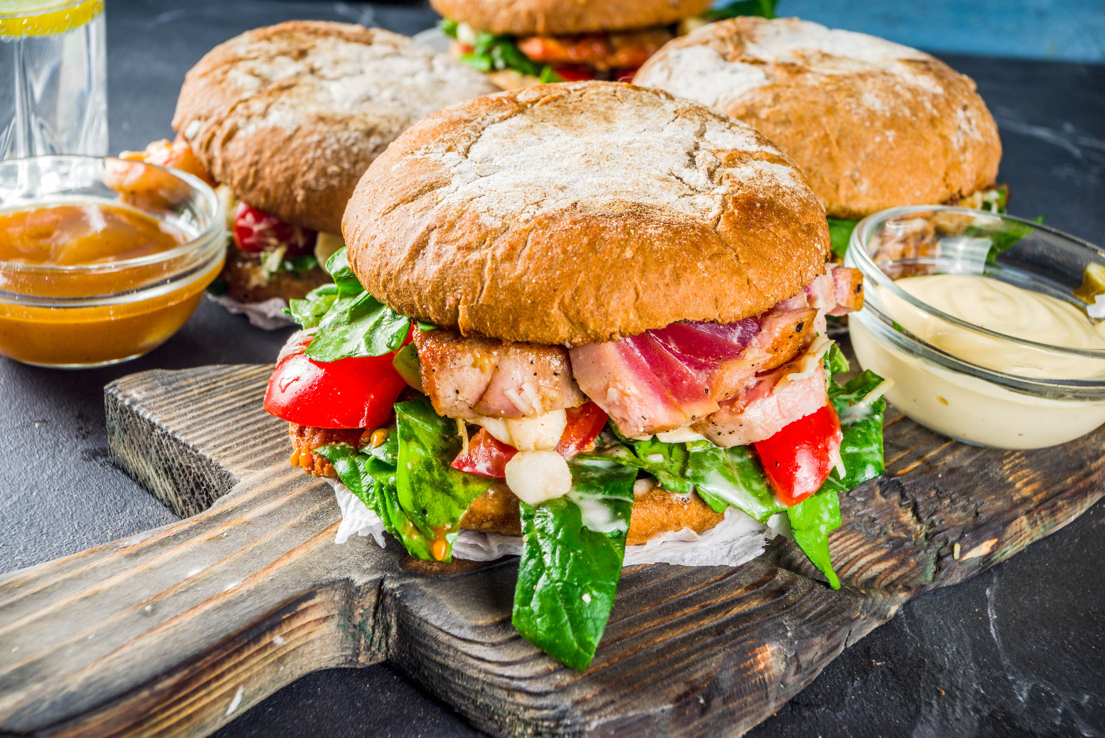 Hamburguesa de atún a la parrilla con mozzarella y salsa de mostaza y pimentón